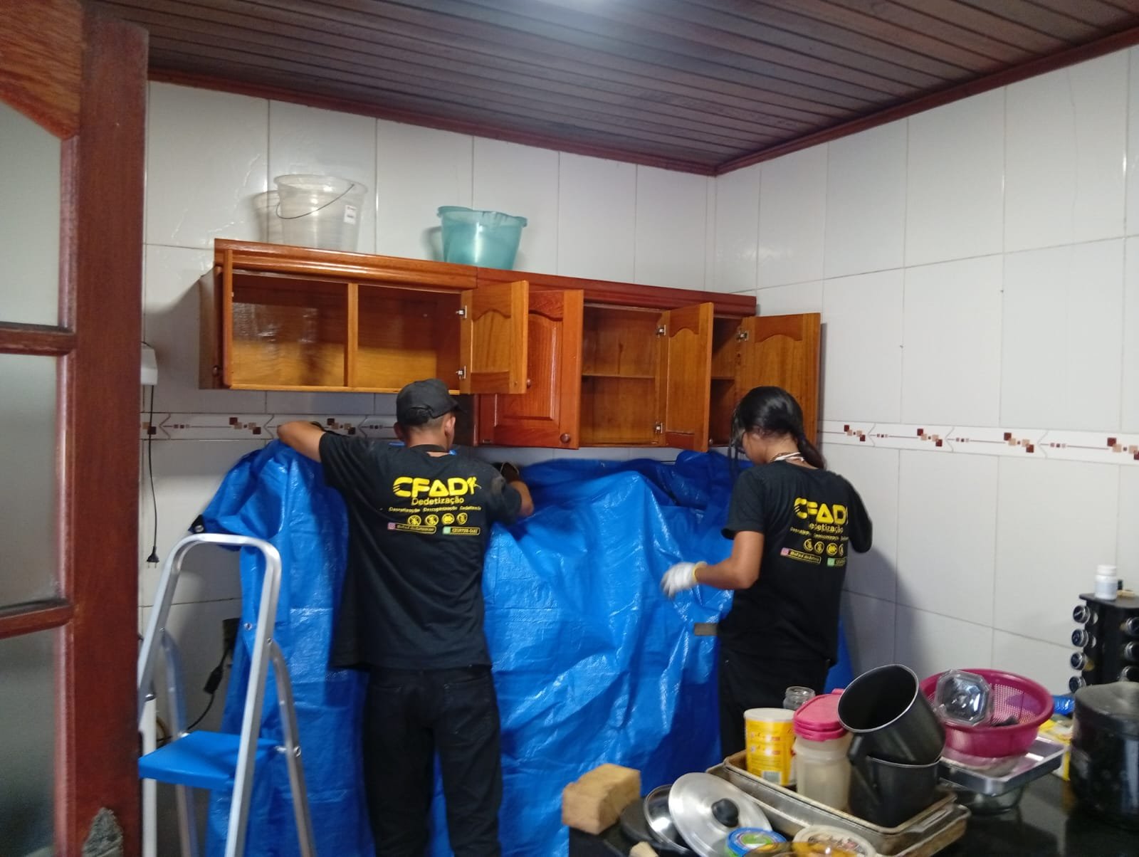 Equipe da CFAD protegendo a cozinha durante atendimento residencial